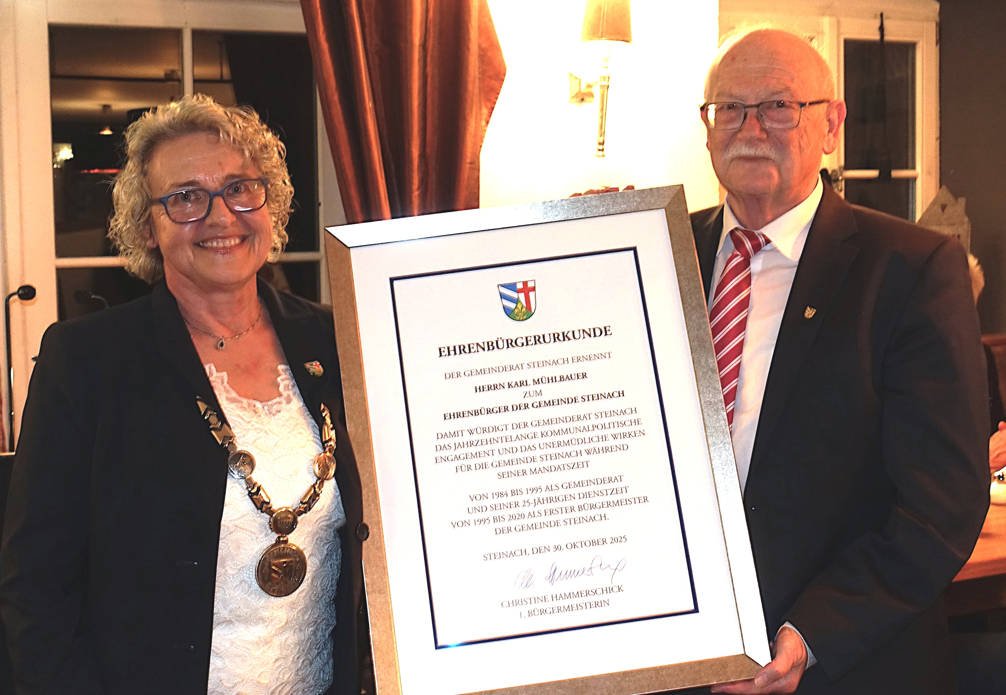 Hammerschick u Mühlbauer mit Urkunde 3.1