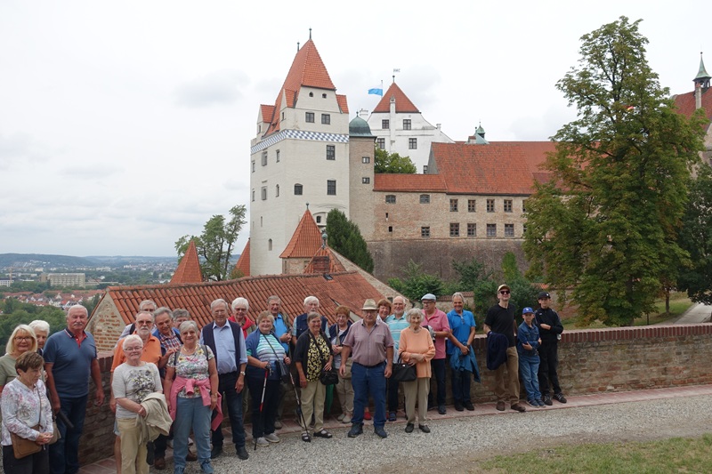 www_Burg_mit_Teil_der_Gruppe__2.jpg