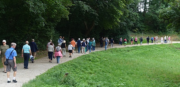 www_Fußweg_zur_Burg.jpg
