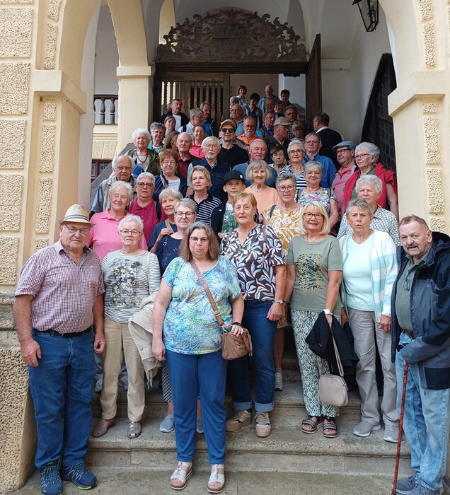 www_Gruppe_auf_Treppe__1.jpg